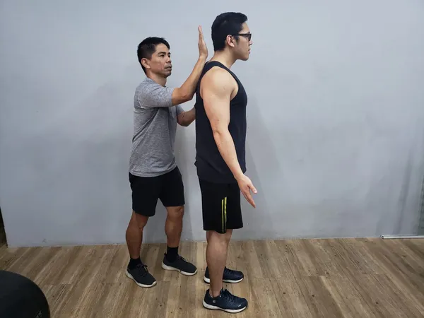 Foto de Mestre De Yoga Duas Realizando Treino De Yoga Pose De Dupla Cabeça  Pose A Pose De Joelho e mais fotos de stock de Aula de Ioga - iStock