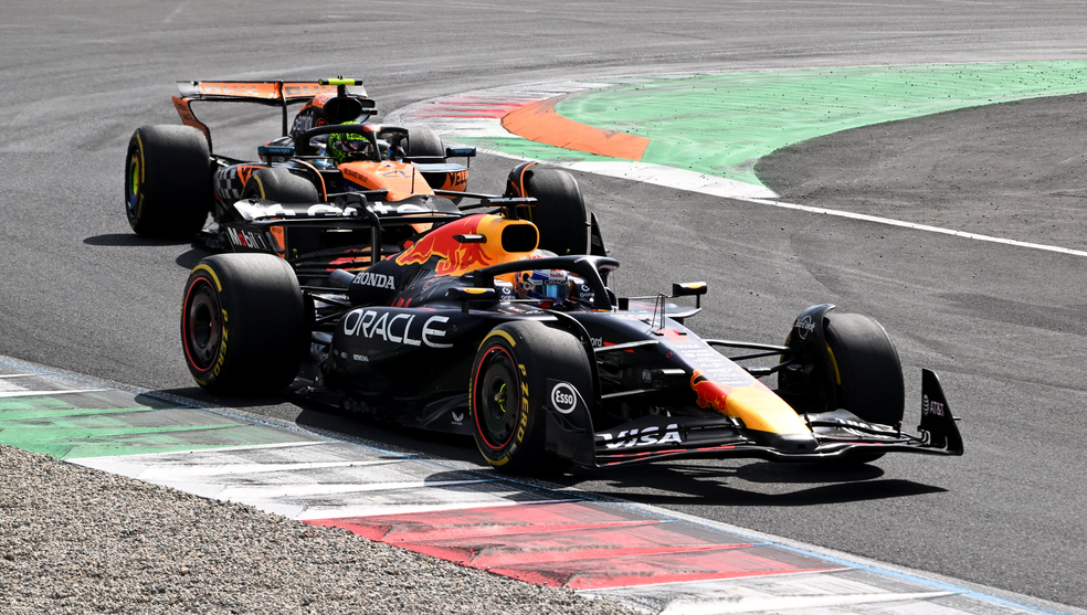 Verstappen e Norris na briga pela liderança no GP da Itália — Foto: Jennifer Lorenzini/Reuters