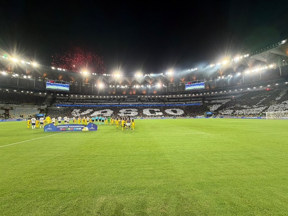 Torcida do Vasco faz mosaico no Maracan� � Foto: Andr� Dur�o