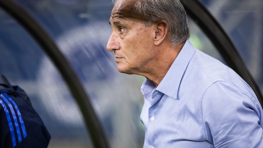 "Adeus, Tite": torcida do Cruzeiro protesta contra técnico após empate no Mineirão