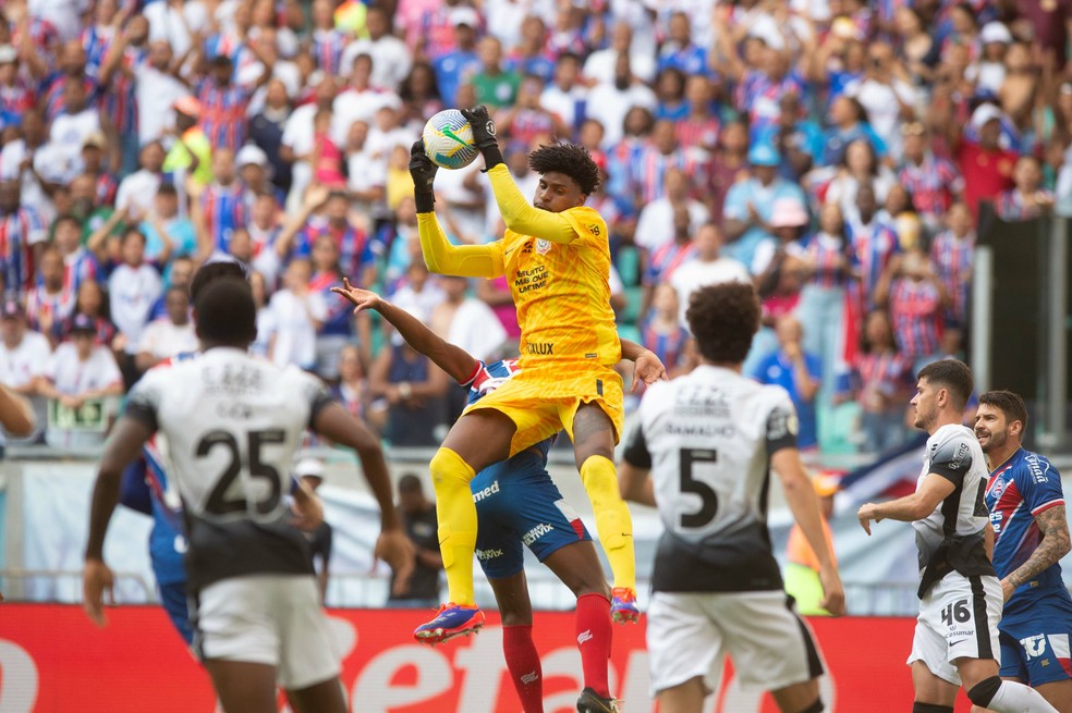 Hugo Souza teve grande atuação no segundo tempo contra o Bahia