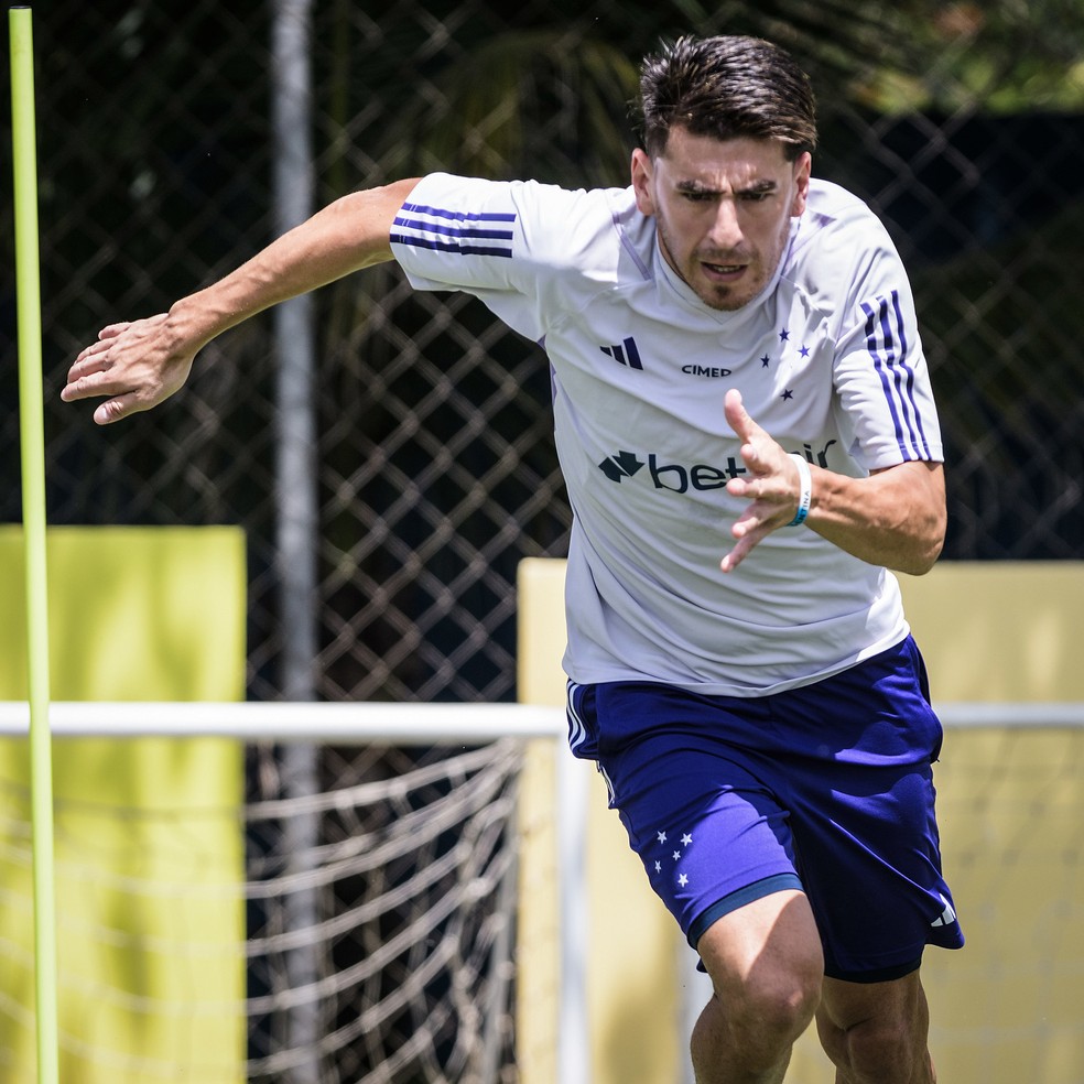 Lucas Villalba durante treino do Cruzeiro — Foto: Gustavo Aleixo/Cruzeiro