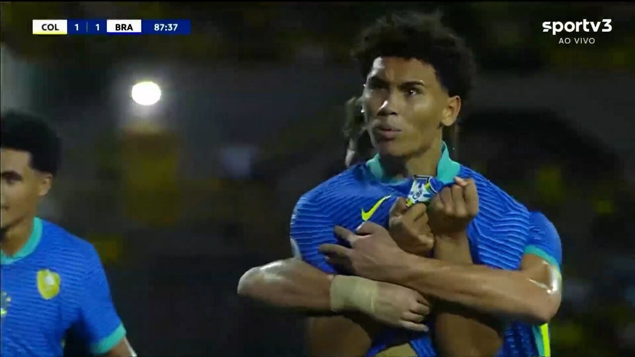 Zubeldía observa lateral-direito de 16 anos durante treinamentos do São Paulo