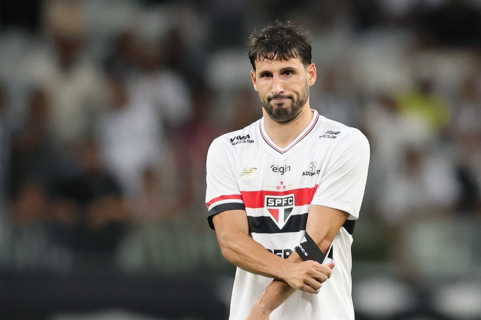 Calleri expulso em Atlético-MG x São Paulo — Foto: Gilson Lobo/AGIF