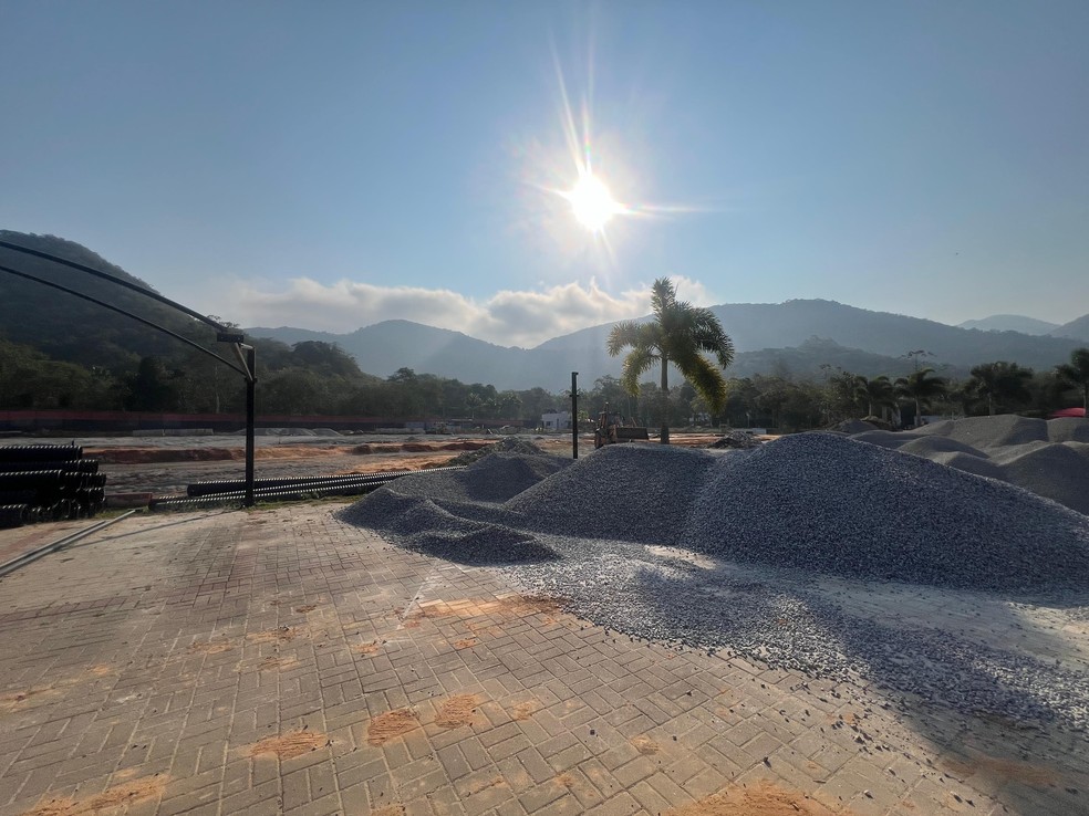 Obra do Flamengo para construção do miniestádio no Ninho do Urubu — Foto: Letícia Marques / ge