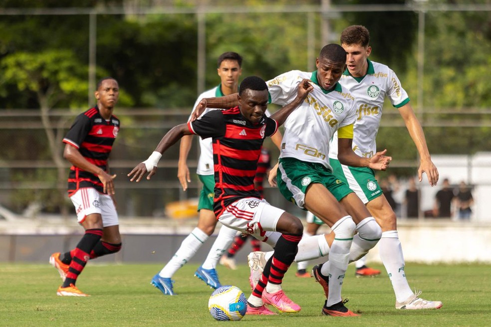 Hassan em ação em Flamengo x Palmeiras no sub-20 — Foto: Thais Magalhães