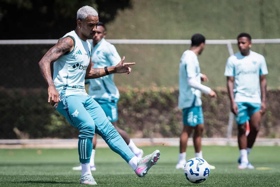 Matheus Pereira em treino do Cruzeiro.