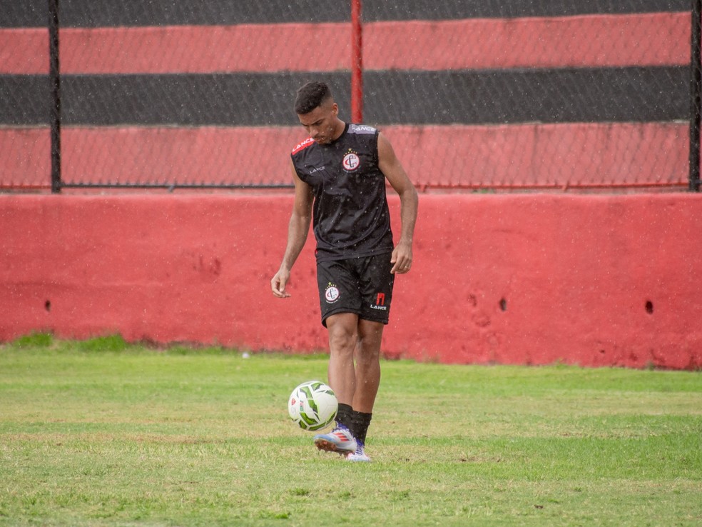 Patrik, volante do Campinense, marcou o gol no empate contra o Sousa — Foto: Estefinho Francelino