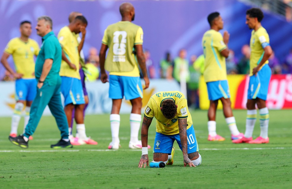Neymar e companheiros lamentam eliminação do Brasil — Foto: Mike Segar/Reuters