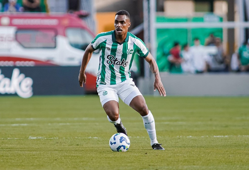 Caíque em ação no jogo do Juventude com o Fluminense — Foto: Fernando Alves/E.C Juventude