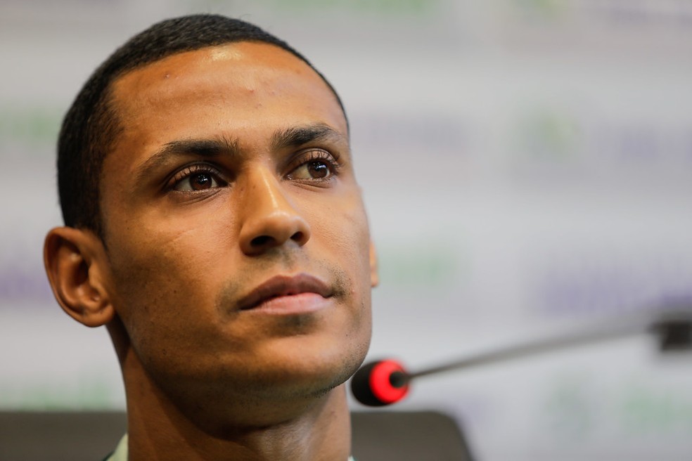 Zagueiro Bruno Alves em entrevista coletiva — Foto: AssCom Dourado