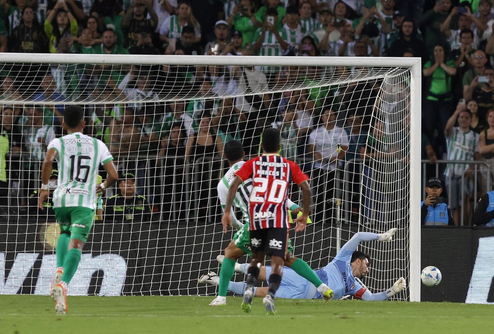 Rafael defende pênalti de Cardona em Atlético Nacional x São Paulo — Foto: Rubens Chiri/saopaulofc