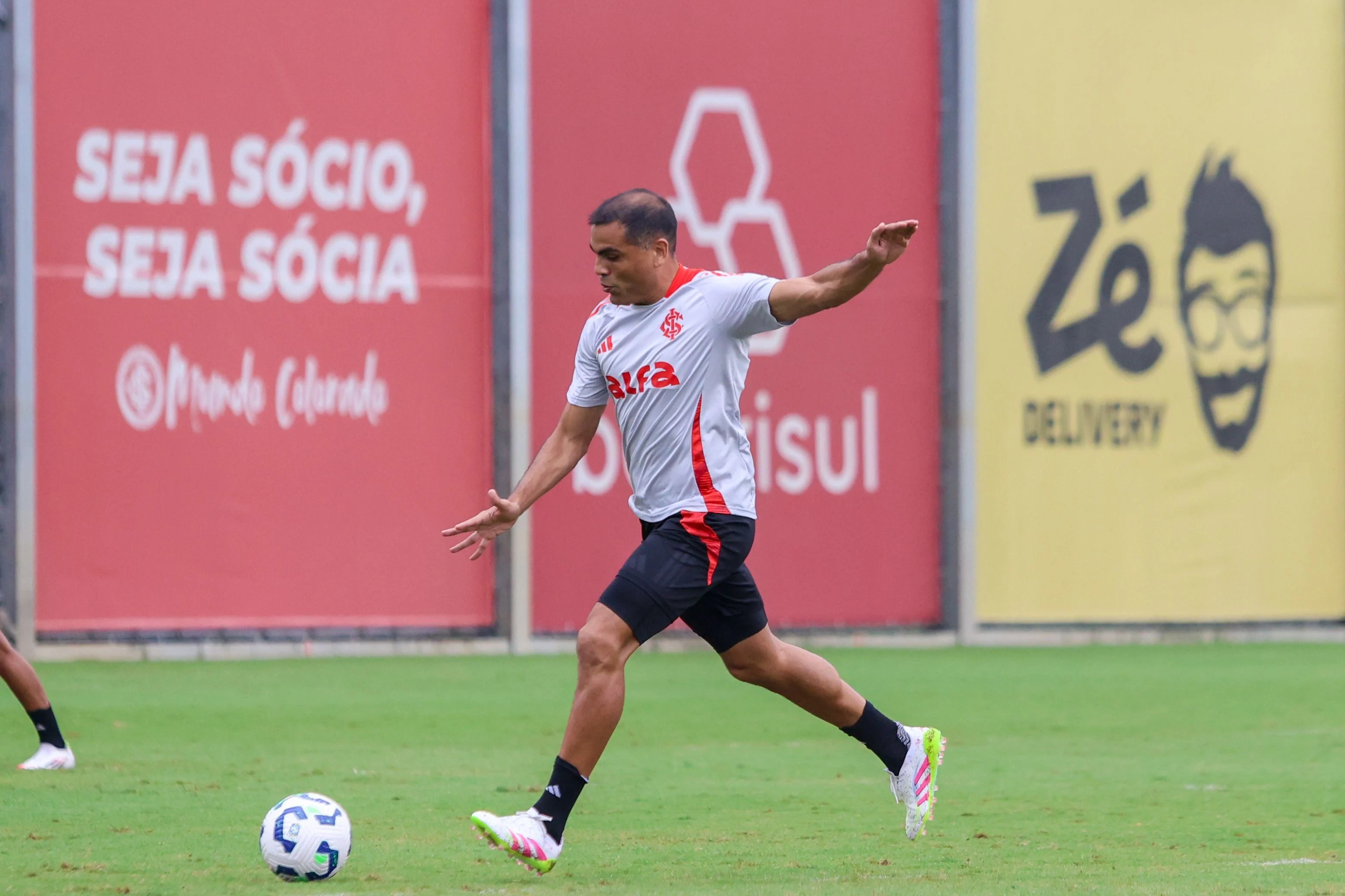 Mercado volta a treinar no Inter e avança em recuperação de lesão