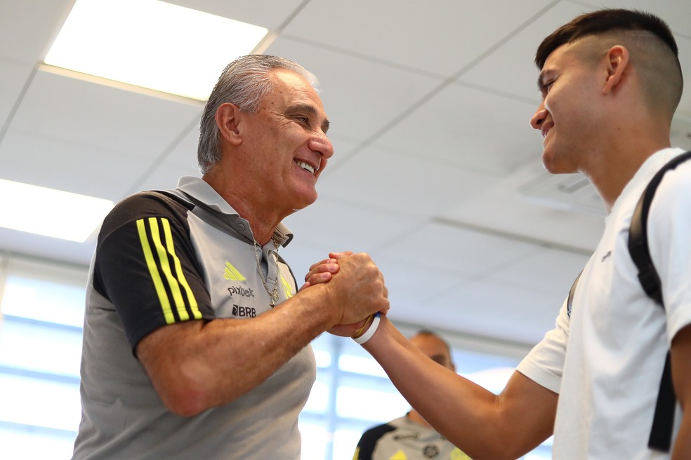 Carlos Alcaraz é cumprimentado por Tite no CT do Flamengo — Foto: Gilvan de Souza/Flamengo