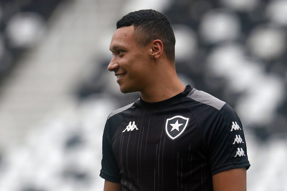 Botafogo anuncia renovação de contrato com zagueiro Marcelo Benevenuto