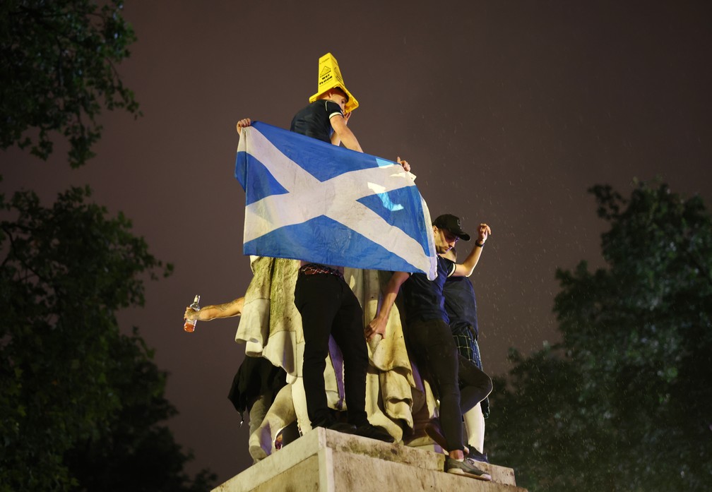 Torcedores da Escócia fazem festa após empate na Euro; 18 são presos