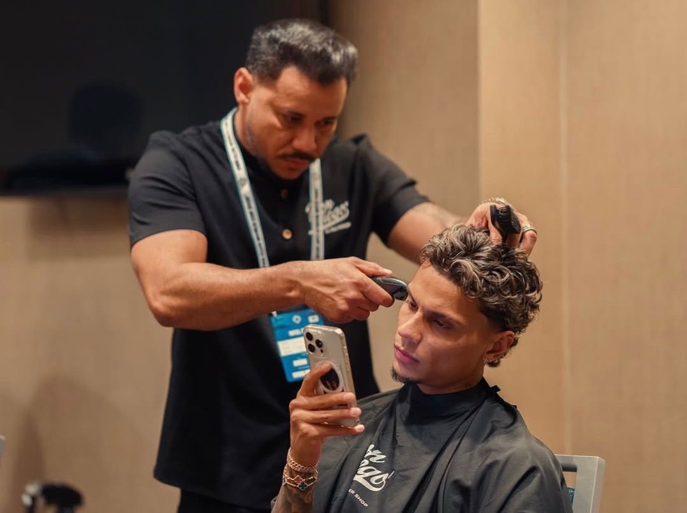 Diego Henrique fazendo o cabelo de Richard Ríos — Foto: Arquivo Pessoal