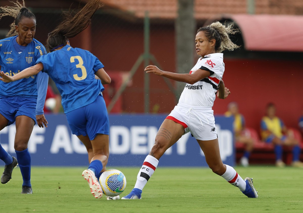 São Paulo domina Avaí/Kindermann e toma a dianteira no Brasileirão Feminino.