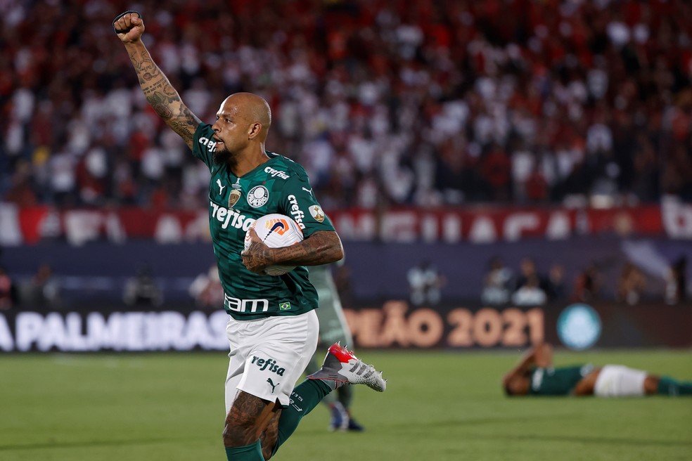 Felipe Melo comemora o título da Libertadores pelo Palmeiras — Foto: Juan Ignacio Roncoroni / EFE
