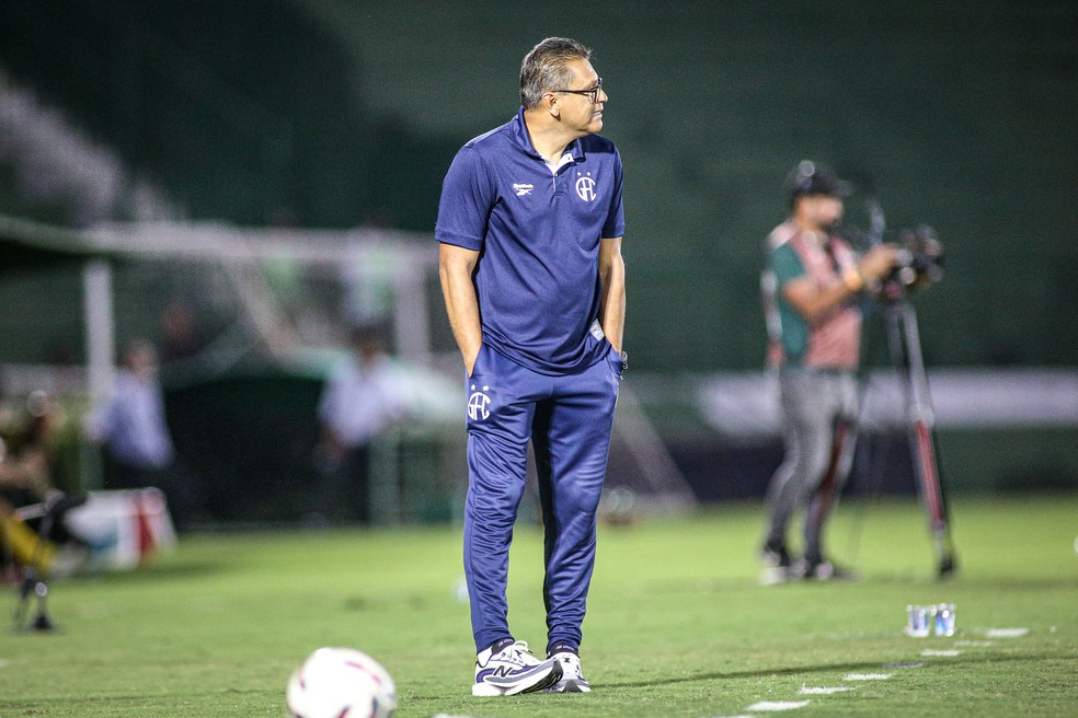 Elio Sizenando, técnico do Guarani