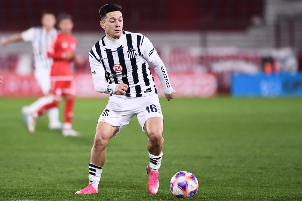 Meia Rodrigo Garro em ação pelo Talleres — Foto: Rodrigo Valle/Getty Images