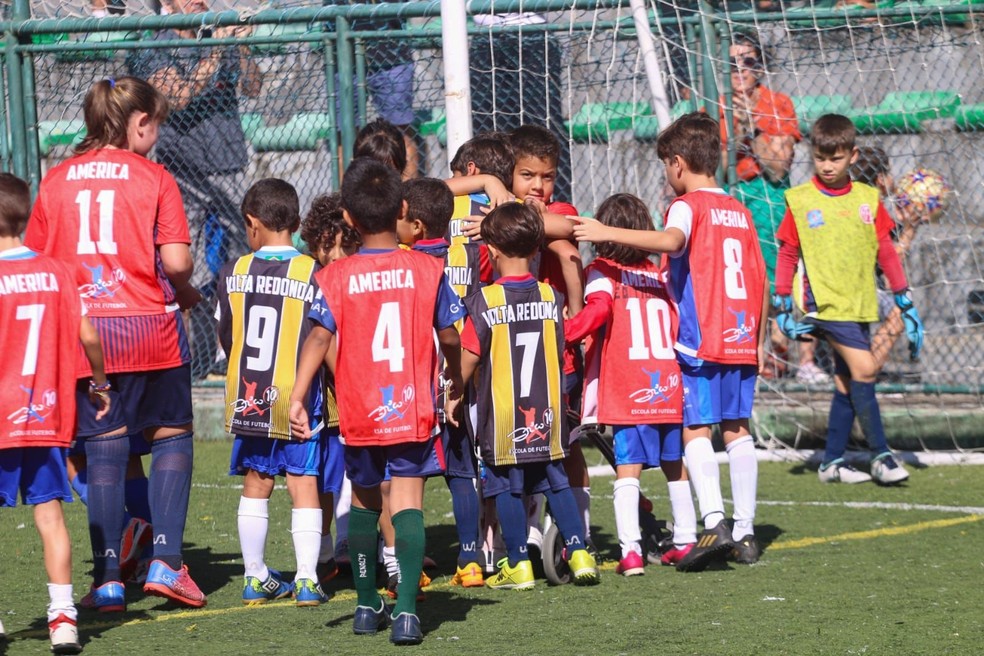Felipe &eacute; abra&ccedil;ado por todos ap&oacute;s marcar gol em torneio da Escola Zico 10 &mdash; Foto: Sport On Rio
