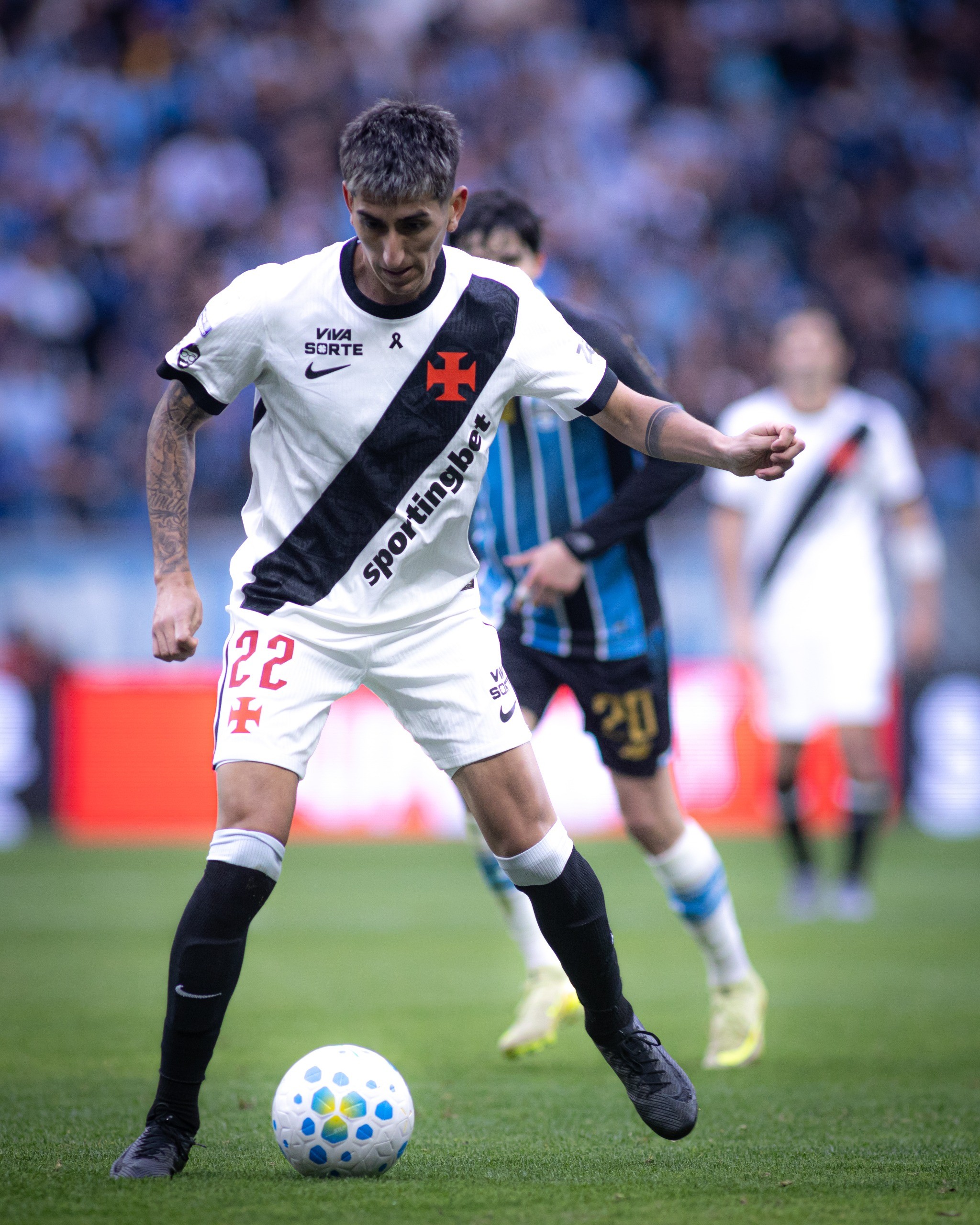 Lescano valoriza conversa com Pedro Emanuel e dá bom cartão de visitas com estreia decisiva no Vasco