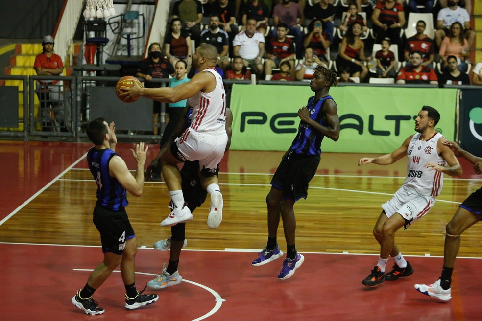 Em jogo emocionante, FlaBasquete vence o São Paulo fora de casa e assume a  Liderança do NBB