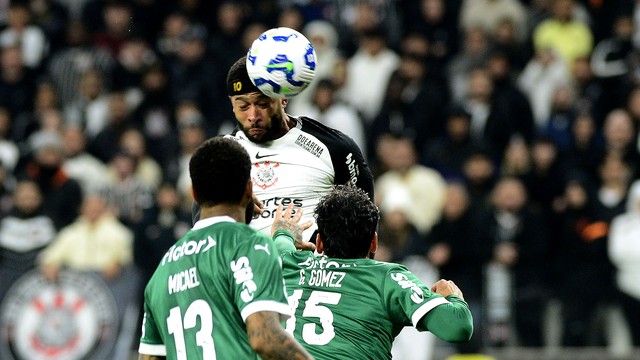 Memphis sobe para cabecear e faz gol do Corinthians contra o Palmeiras