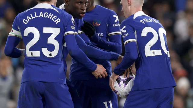 Mudueke tenta tomar a bola de Palmer para cobrar um pênalti para o Chelsea contra o Everton