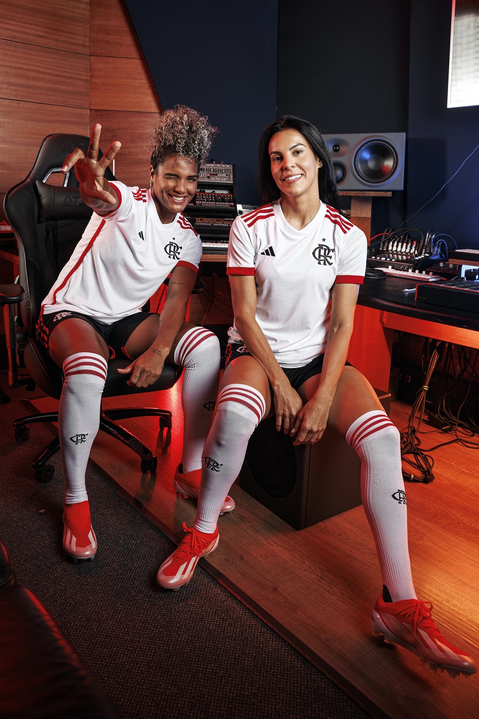 Duda e Thaisa, importantes nomes do time feminino, são modelos de nova camisa 2 do Flamengo — Foto: Divulgação/Adidas