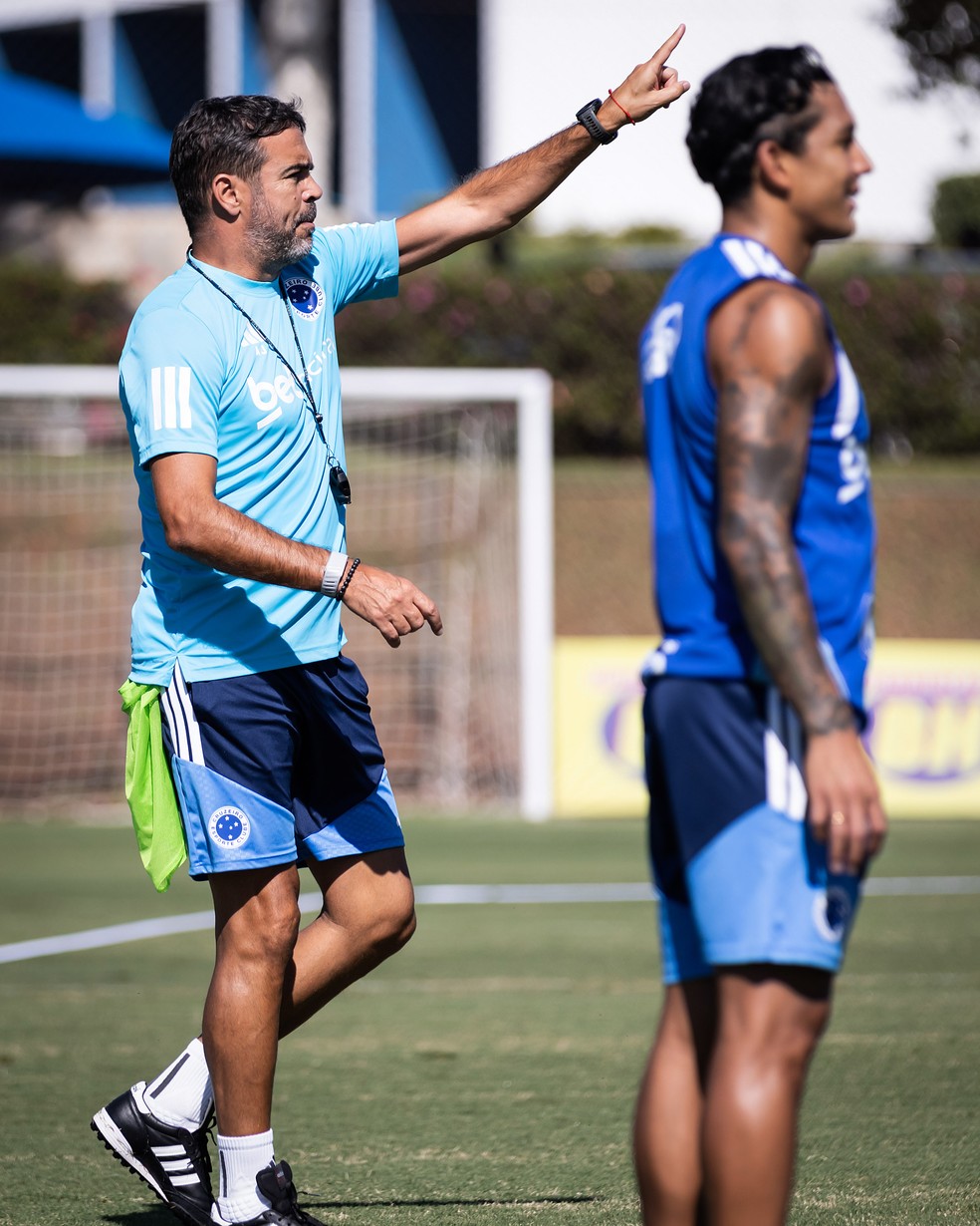 Artur Jorge comanda treino no Cruzeiro — Foto: Gustavo Aleixo/Cruzeiro