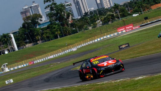Stock Car: Felipe Baptista domina e vence corrida 2 em Goiânia