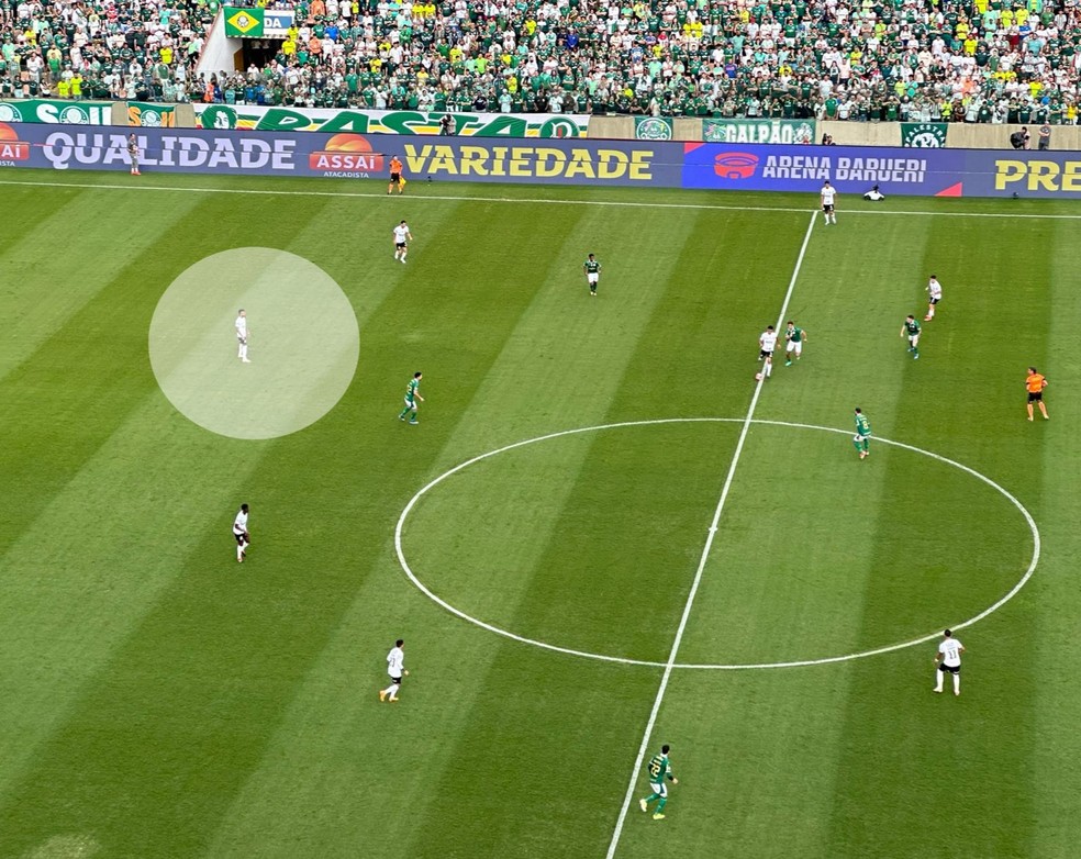 Raniele entre os zagueiros do Corinthians — Foto: Bruno Cassucci