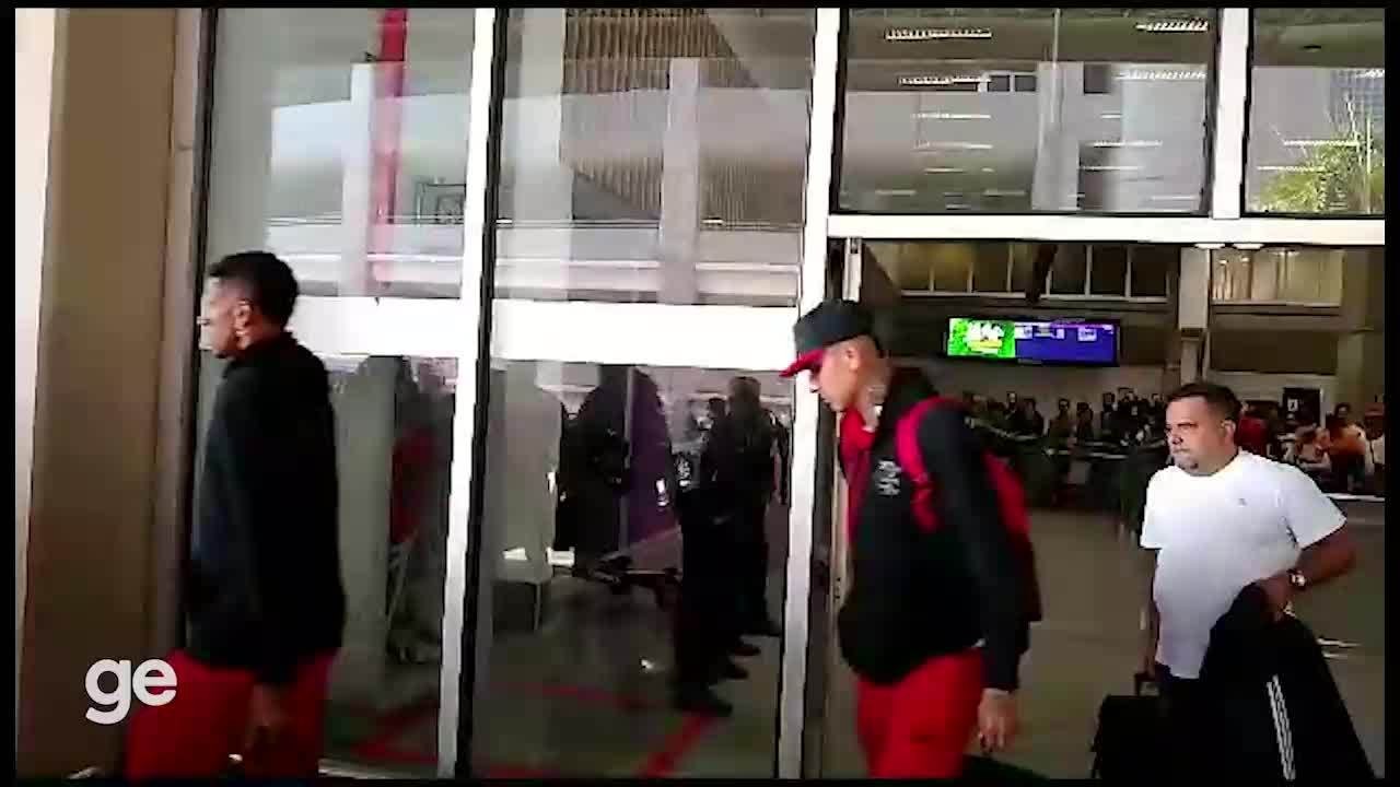 Torcedor protesta em desembarque do Flamengo ap&oacute;s empate na CONMEBOL Libertadores