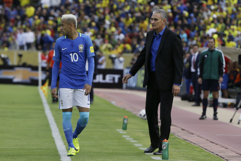Tite ao lado de Neymar em sua estreia pela seleção brasileira — Foto: AP 