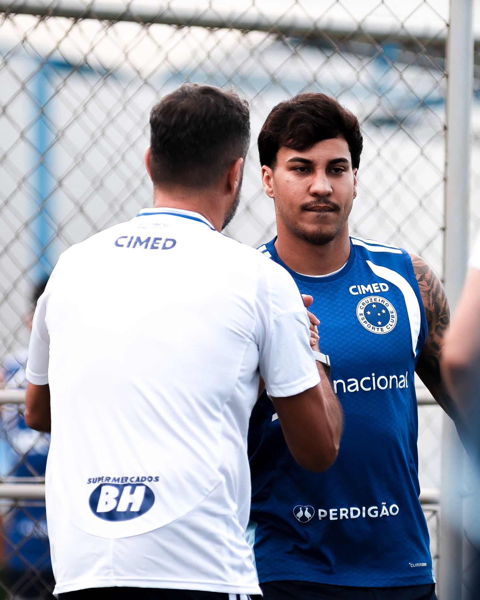 Kaio Jorge retoma treinos no Cruzeiro e se aproxima da estreia sob comando de Artur Jorge