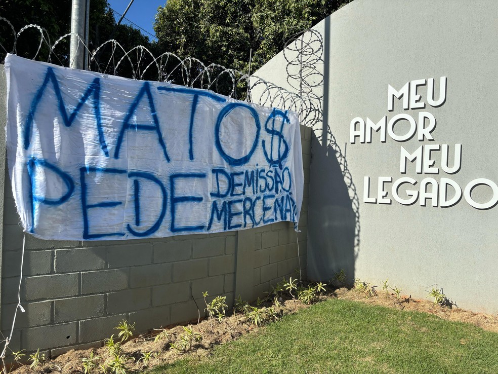 Organizadas do Cruzeiro protestam na Toca da Raposa — Foto: Guilherme Macedo
