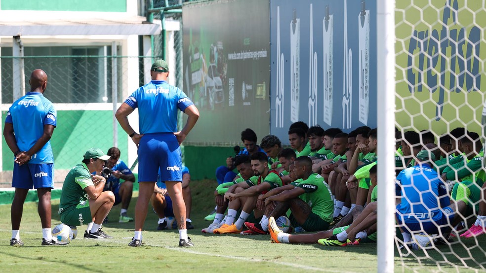 Abel Ferreira conversa com o elenco do Palmeiras antes da estreia no Brasileirão — Foto: Cesar Greco/Palmeiras/by Canon