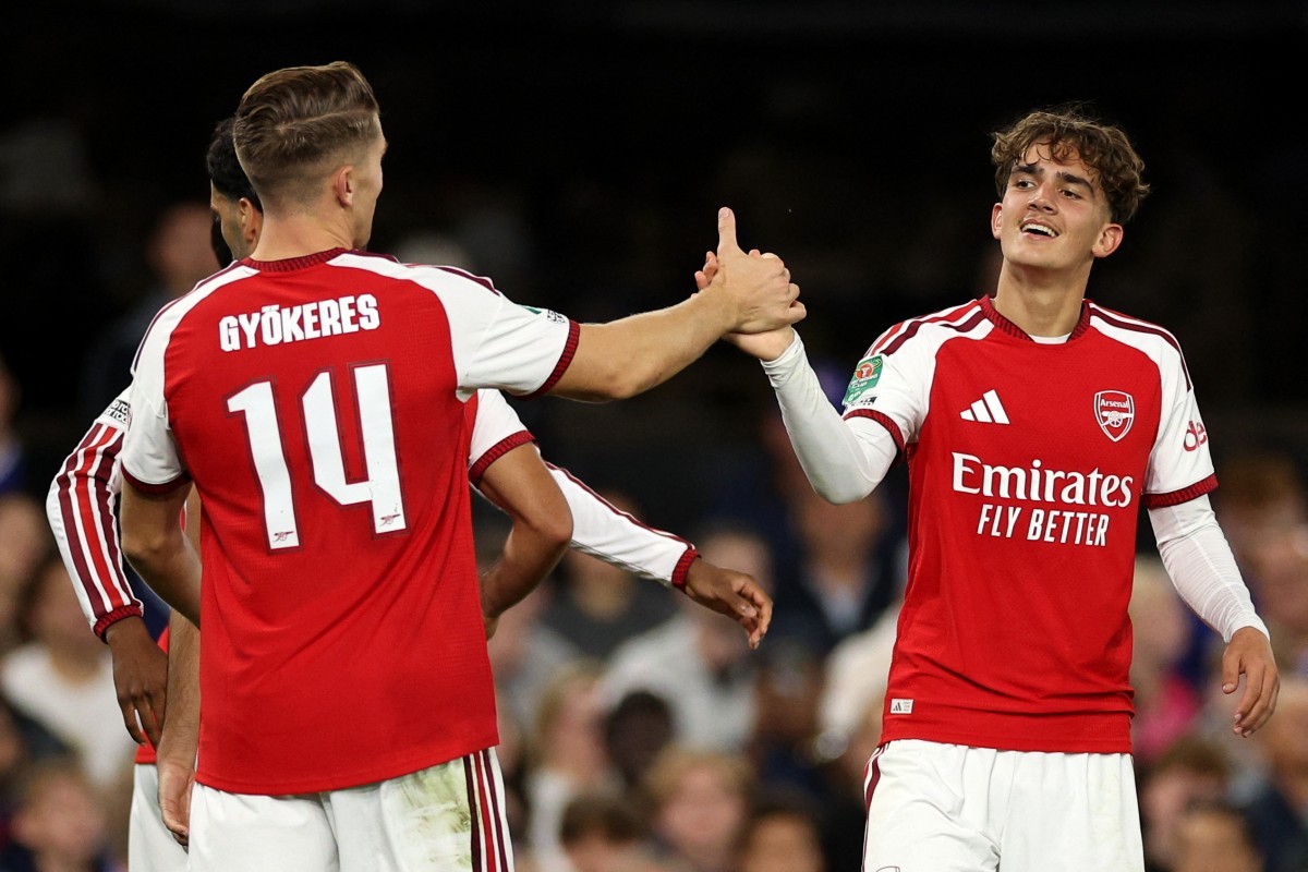 Joia de 16 anos brilha com dois gols, e Arsenal avança na Copa da Liga Inglesa