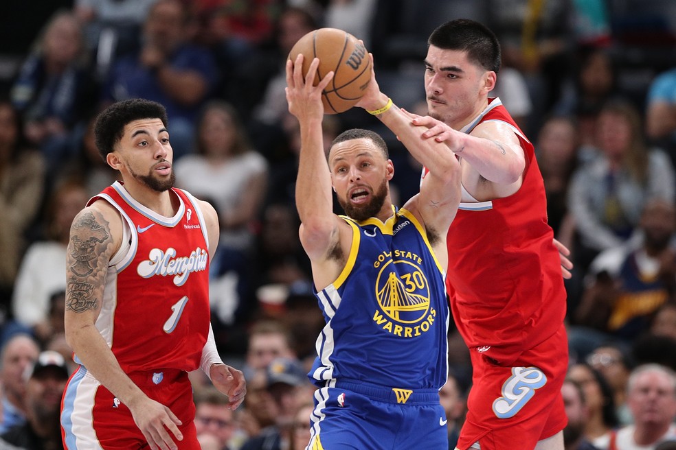 Golden State Warrios e Memphis Grizzlies fazem duelo direto por vaga no playoff — Foto: Justin Ford/Getty Images