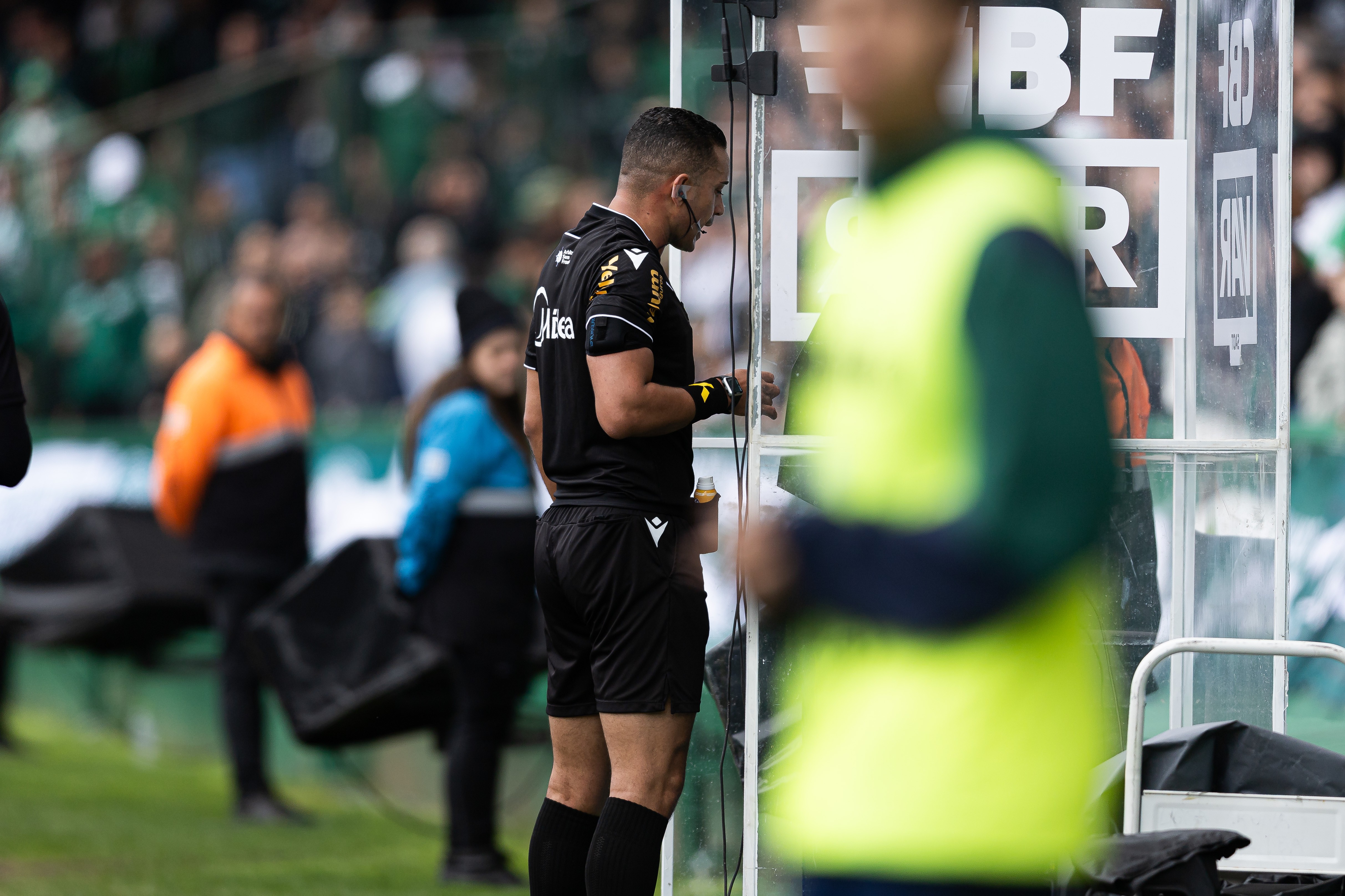 Árbitro marca pênalti em choque entre dois jogadores do Coritiba e é corrigido pelo VAR; assista ao lance