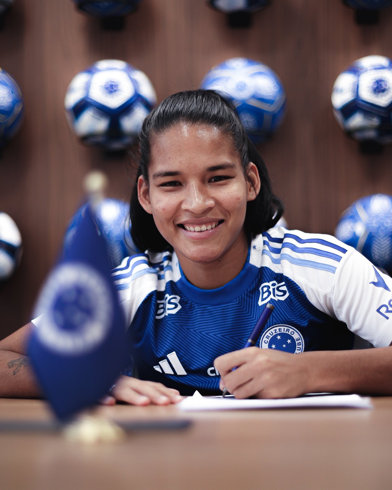 Cruzeiro renova com jogadora recordista em partidas no time feminino.