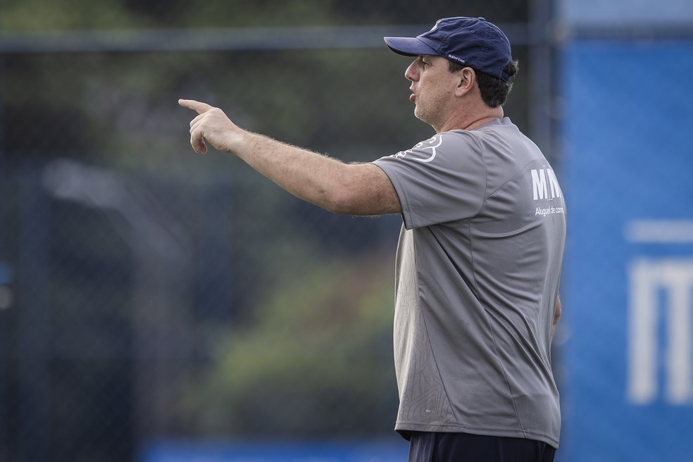 Rogério Ceni em treino no Bahia — Foto: Rafael Rodrigues / EC Bahia