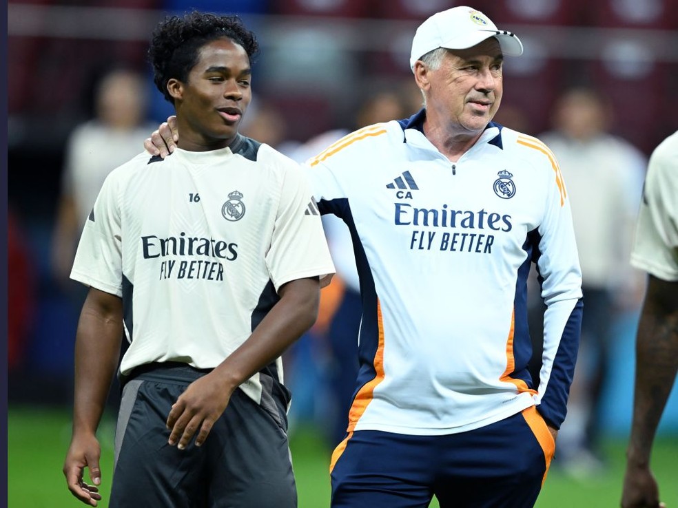 Endrick com Ancelotti, antes da disputa da Supercopa da Europa, entre Real Madrid e Atalanta — Foto: Getty Images