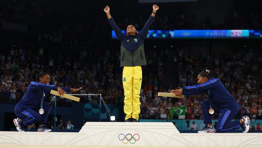 Histórico! Rebeca Andrade é reverenciada no pódio por Simone Biles e Jordan Chiles