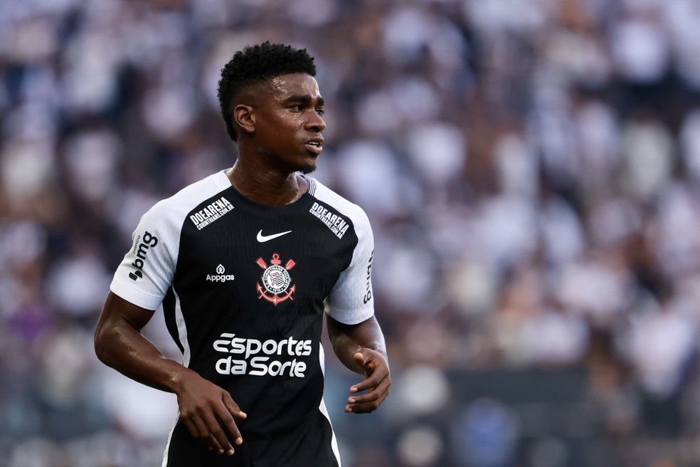 Félix Torres com a camisa do Corinthians em partida do Brasileirão 2025