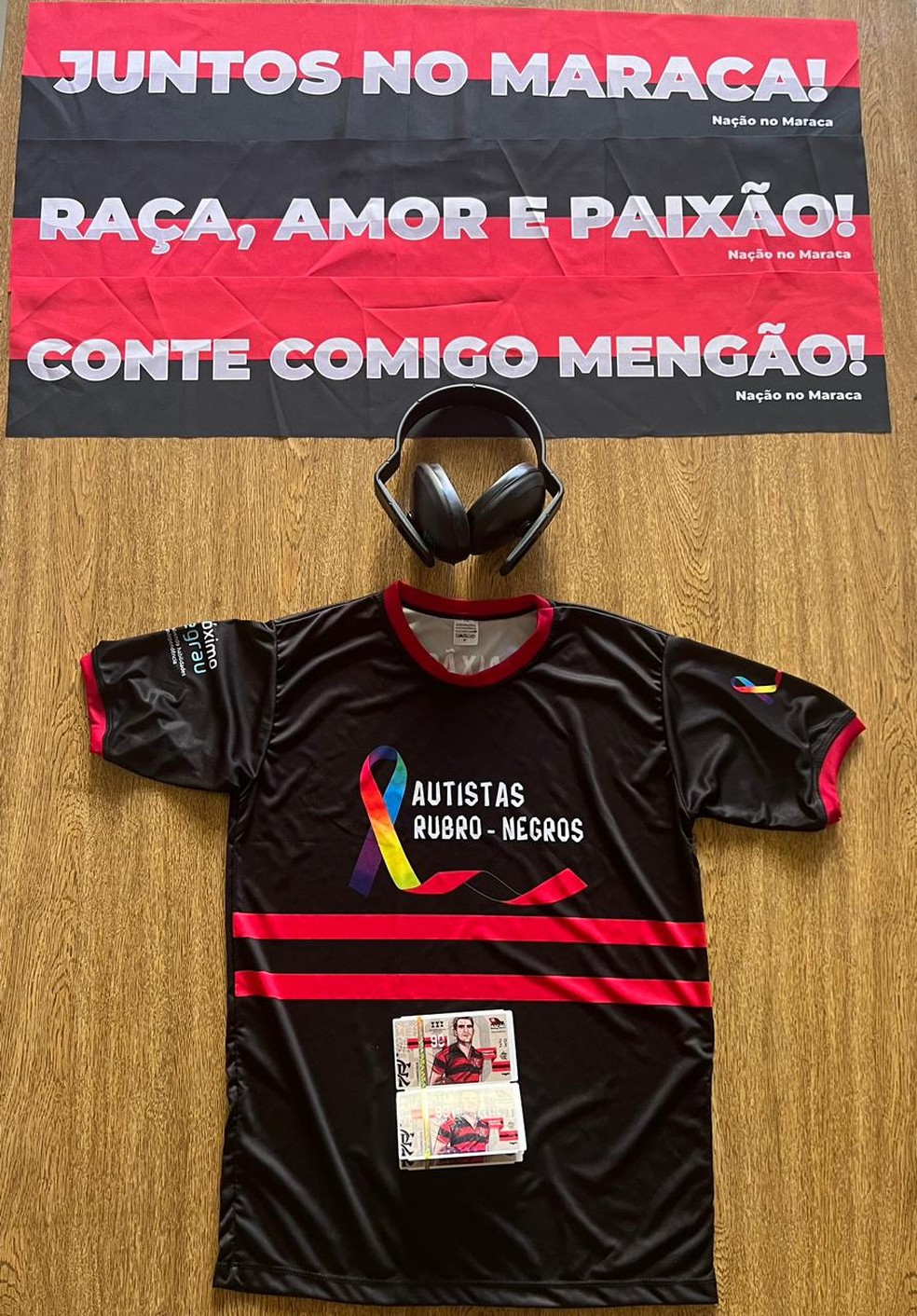 Faixa, abafador e ingressos doados pelo Flamengo &mdash; Foto: Arquivo pessoal