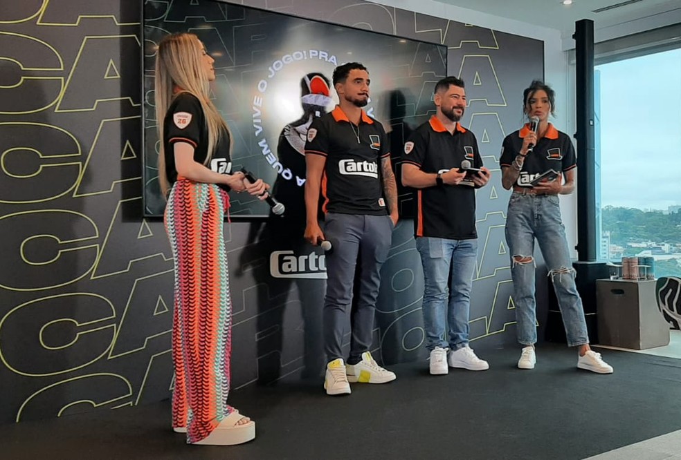 Cami Campos, Rafael, Roberto Veloso e Aline Callandrini no evento de lançamento do Cartola, em São Paulo — Foto: Wilson Hebert