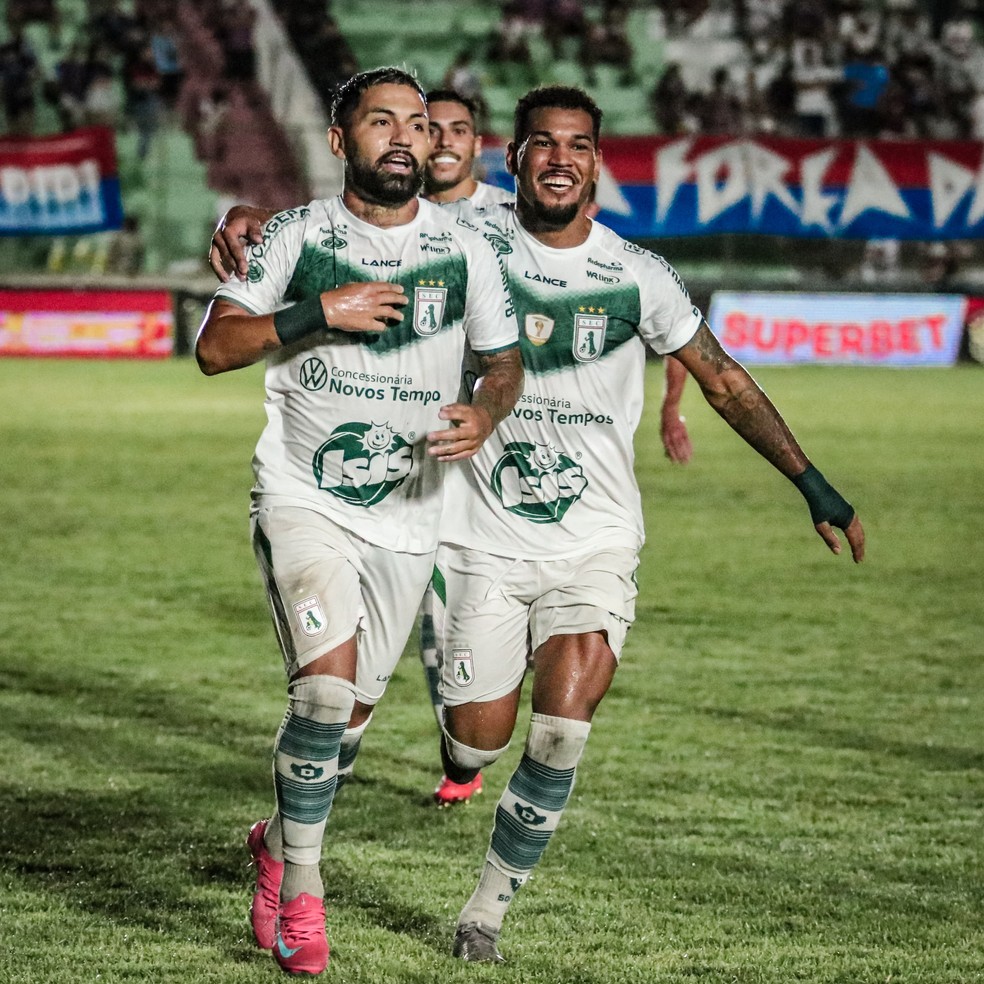 Jogadores do Sousa comemorando gol contra o Fortaleza — Foto: Kyioshi Abreu